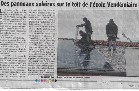 Pose des panneaux solaires sur le toit de l'école